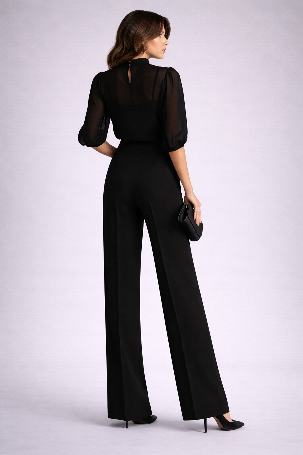 Conjunto negro de tres piezas, compuesto por top camisola transparente y pantalones de pierna ancha