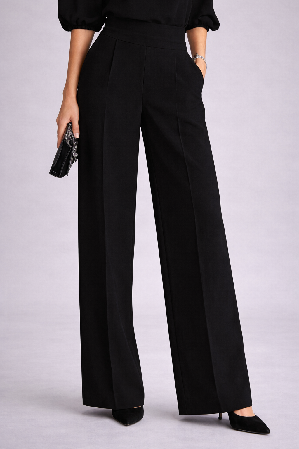 Conjunto negro de tres piezas, compuesto por top camisola transparente y pantalones de pierna ancha